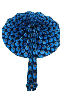Éventail Artisanal Africain en Tissu Wax Bleu Graphique – Fait Main