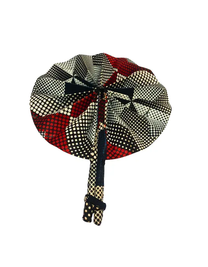 Éventail Artisanal Africain en Tissu Wax Rouge, Noir et Blanc – Fait Main