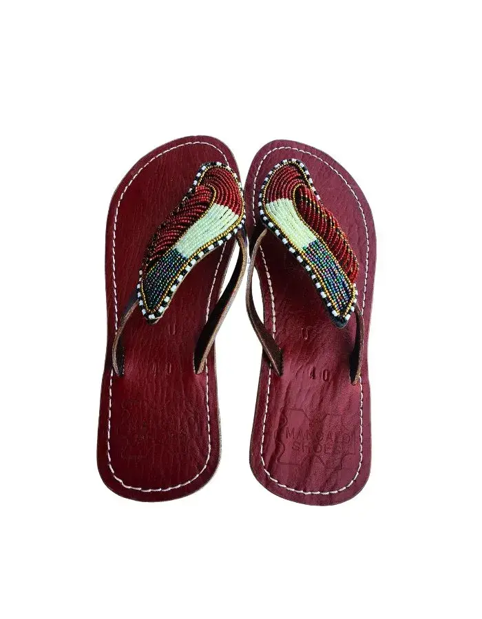 Sandales Artisanales Perlées Rouge, Noir & Vert — Grand Motif Aile (Taille 40)