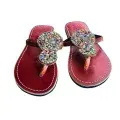 Sandales Artisanales Perlées Bordeaux & Ivoire — Bracelet Cheville Trois Médaillons, Modèle II (Taille 40)